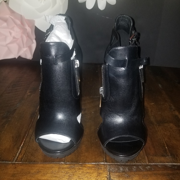 Michael Kors Emma Runway Leather Sandal - Picture 2 of 6